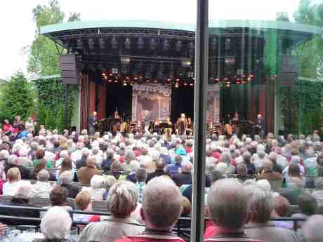 Harry Persson har just ackompanjerat sin fru Marianne under en artist- och publikrik hyllning till Sten-Åke Cederhök som skulle fyllt 100 i år. Taubescenen på Liseberg tisdag 25 juni 2013 kl 19:39.