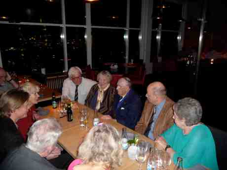 På Heaven 23 uppe i Gothia West Tower firar cafépianisten Harry Persson med nära vänner sin 90-årsdag som inföll 3 oktober. Tisdag 22 oktober 2013 kl 19:03.