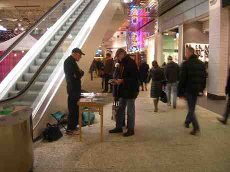 Bengt A. Öhnander signerar sina böcker i Nordstan. Söndag 9 december 2012 kl 15.29.