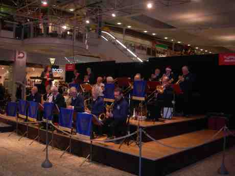 Helen Lansenfeldt svängde med Öckerö Big Band i Nordstan. Fredag 14 december 2012 kl 18.37.