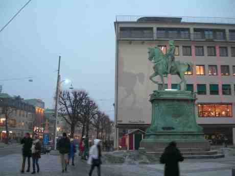 Akterspegel, akterspegel på väggen där, säg mig vem som Göteborgs verklige grundare är. Carl IX på Kungsportsplatsen söndag 23 december 2012 kl 15.13.