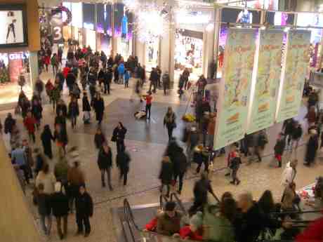 Violinflicka i rött fyller  Nordstan med välljud. Torsdag 20 december 2012 kl 15.43. 