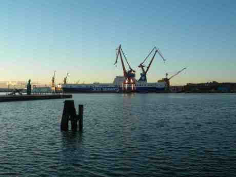 Kranbenen lyser som neon i den lågt stående vintersolens strålar. Bakom på Götaverken Cityvarvet ligger 230 meter Freesia Seaways. Torsdag 27 december 2012 kl 14.52.