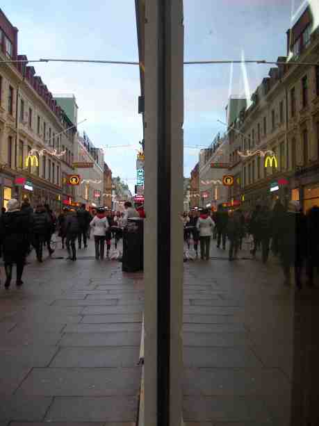 Glada gatumusikanter glädjer gående  på Kungsgatan. Söndag 30 december 2012 kl 15.17.