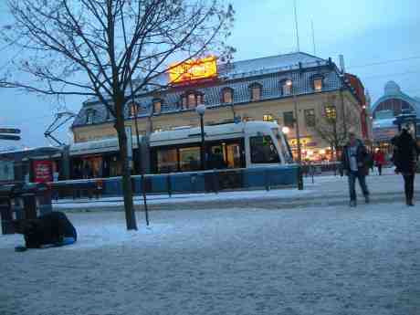 Gerd Hegnells spårvagn på linje 5 några timmar efter att hon fått Göteborgs Spårvägars  kulturpris 2012 och sin spårvagn avtäckt vid en ceremoni på Drottningtorget. Kungsportsplatsen tisdag 4 december 2012 kl 15.34.