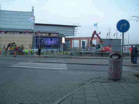 Grävskopor slutfejar Lilla Bommen med Operan i fonden. Onsdag 28 november 2012 kl 14.53.