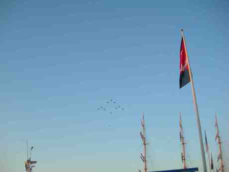 Tio gamla JAS 39 Gripen från F 7 Såtenäs avskedsflyger i julgransformation med släp över Lilla Bommen och Vikings master. Torsdag 13 december 2012 kl 15.03.