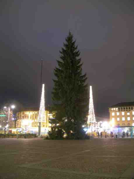 Julgranen anländ till Gustaf Adolf och hans Torg. Torsdag 29 november 2012 kl 20.33.