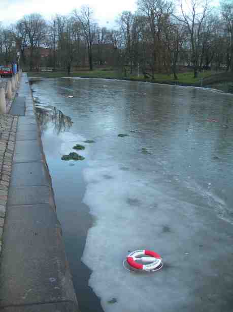 Förutseende placering av livbojar. Vallgraven vid Stora Nygatan Nyårsdagen tisdag 1 januari 2013 kl 15.23.