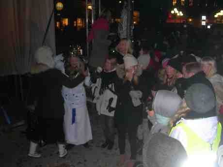 Göteborgs Lucia Evelina Karlsson i glädjedans efter kröningen på Kungstorget. Onsdag 12 december 2012 kl 18.29.