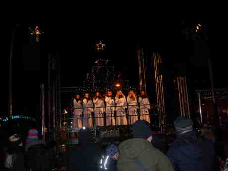 Luciorna sjunger mycket vackert i Bältespännarrparkens Julgran. Tisdag 11 december 2012 kl 17.35.