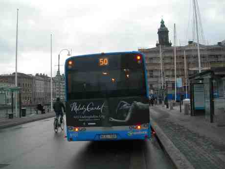 Melody Gardot tar bussen i stället för cykeln i Göteborgstrafiken. Fredag 28 december 2012 kl 14.55.