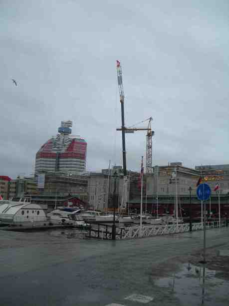 Mobilkran ett lyft för Lilla Bommens Torg. Måndag 17 december 2012 kl 15.00.