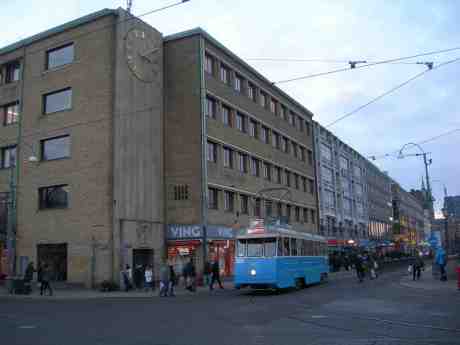 Mustang 63 från 1953 på Norra Hamngatan svänger in på Fontänbron vid Brunnsparken. Lördag 22 december 2012 kl 15.10.