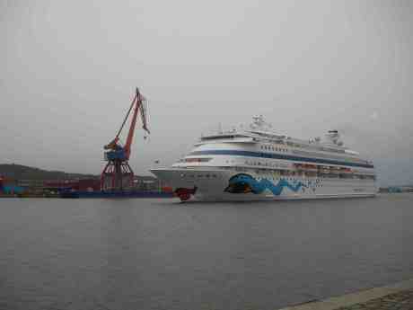 AIDAcara har lämnat Frihamnen. Torsdag 25 april 2013 kl 19.59.