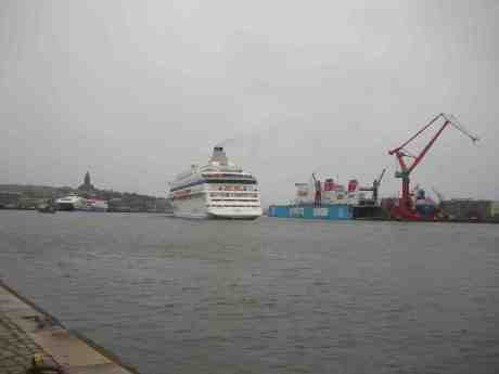 Stena Carisma, 8.631 BRT, AIDAcara, 38.531 BRT och Stena Jutlandica 29.691 BRT, Stenpiren torsdag 25 april 2013 kl 20.01.