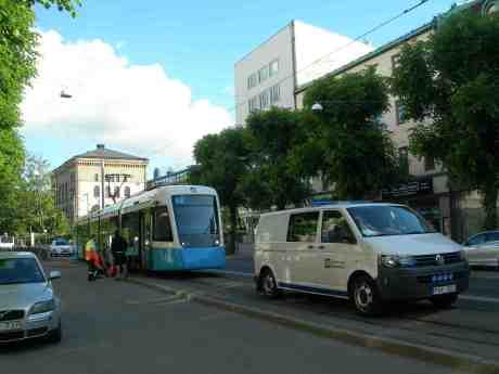 Ansaldobreda 432 gjuter olja på spåret. Västra Hamngatan söndag 9 juni 2013 kl 18.53.