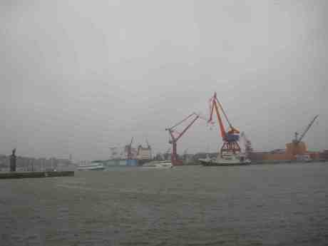 Älvsnabben 3, Stena Jutlandica, Carl Michael Bellman och fiskebåten GG 203 Ginneton på en disig, regnig och blåsig Göta älv. Torsdag18 april 2013 kl 18.22.