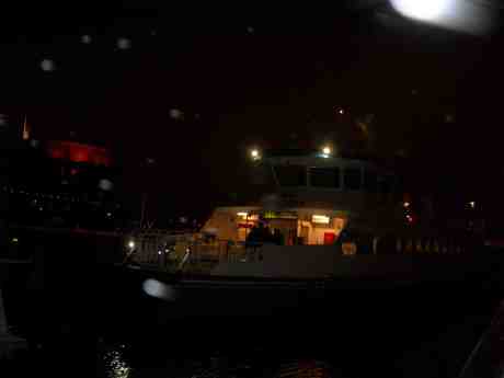  Älvsnabben 5 angör Lilla Bommen i snöblandat regn. Söndag 27 januari 2013 kl 21.27.