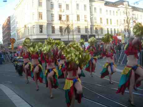 Modiga flickor i Chalmeristcortègen dansar fram i kylan inför påbyltad publik. Valand tisdag 30 april 2013 kl 20.17.