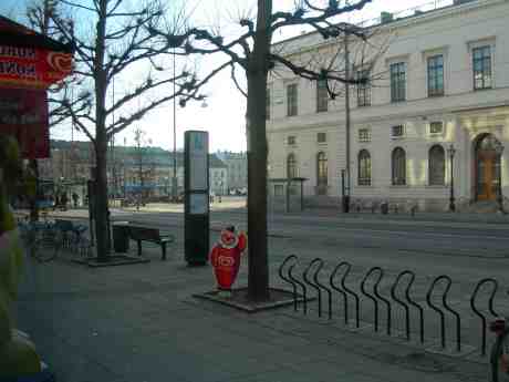 Demonstration på Gustaf Adolfs Torg, sedd från Café Festival där Harry Persson spelar samtidigt. Måndag 25 februari 2013 kl 15.30. 