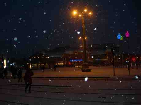Drottningtorget glittrar och glimmar i snöfallet. Lördag 9 februari 2013 kl 17.19.