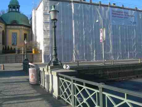 Eldigt duvpar tar en påskäggande svängom på Tyska bron till heta kutterspånade rytmer. Påskdagen söndag 31 mars 2013 kl 16.48.