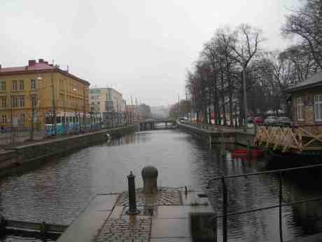 Fattighusån isfri för första gången på länge, med nu användbara livbåten till höger vid nedklottrade Slussvaktarstugan. Slussen fredag 12 april 2013 kl 17.27.