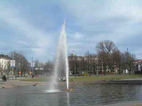 Fontänen i Bältespännarparken. Söndag 21 april 2013 kl 18.07.