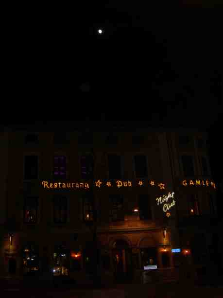 Gamle Måne lyser över Gamle Port. Onsdag 23 januari 2013 kl 18.45.