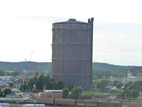 Gasklockan, med hisschaktet till höger, sedd från Skansen Lejonet. Tisdag 18 juni 2013 kl 19:28.