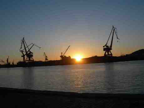 Götaverkens kranar i väntan på fartyg att sätta krokarna i. Onsdag 27 mars 2013 kl 18.27.