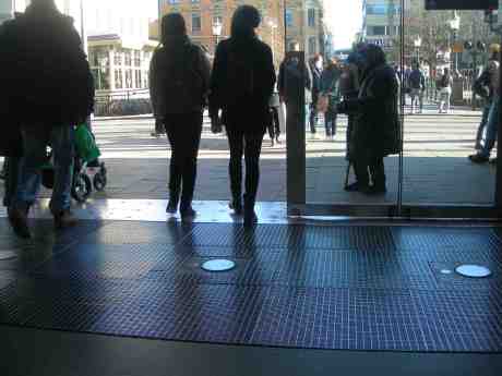 Ut i solen! Men värmen är ett aprilskämt. Korsningen Götgatan–Norra Hamngatan   Annandag påsk måndag 2013 kl 16.23.