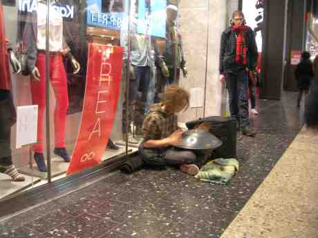 Hand- och fingerfärdig Hangspelare. Nordstan onsdag 2 januari 2013 kl 15.53.