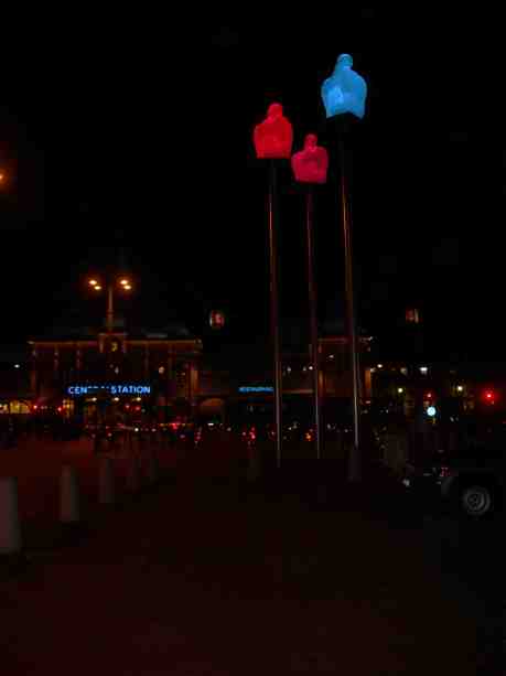 Hotel Posts pelarhelgon övervakar Drottningtorget och Centralen. Tisdag 4 februari 2013 kl 18.37.