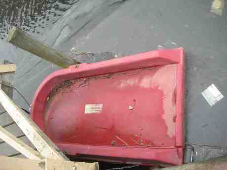 Också en livräddningsbåt, infrusen i årets sista (?) is. Fattighusån vid Slussvaktarstugan torsdag 11 april 2013 kl 17.42.