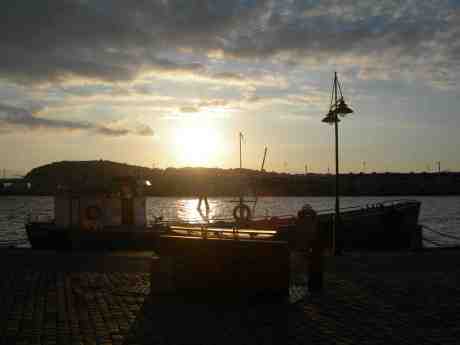 Skutan Jack och Bertil Valliens glasbåt Precious Cargo vid Operakajen. Söndag 12 maj 2013 kl 20.28.