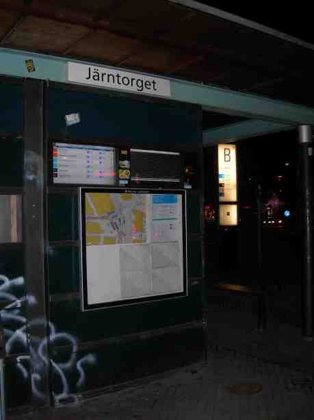 Järntorget informerar åkande åt alla håll. Fredag 8 februari 2013 kl 23.41.