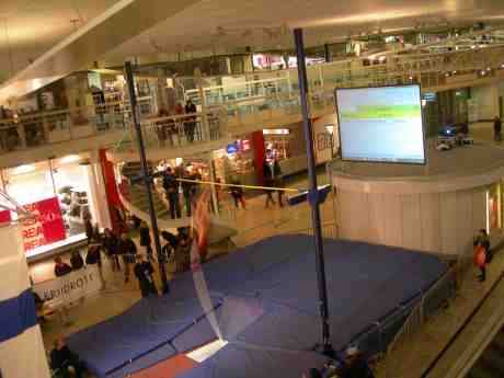 Julie Farseth Berg river på 3.80 och vinner på 3.65 i Nordstans stavhoppstävling. Fredag 18 januari 2013 kl 20.14.