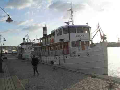Säkert vårtecken i kylan: Göta kanal-båtarna Juno och Diana vid Packhuskajen väntar på Wilhelm Tham inför årets säsong. Tisdag 9 april 2013 kl 18.49.