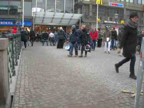 Kalabalik på Fredsbron. Tisdag 19 mars 2013 kl 16.57.