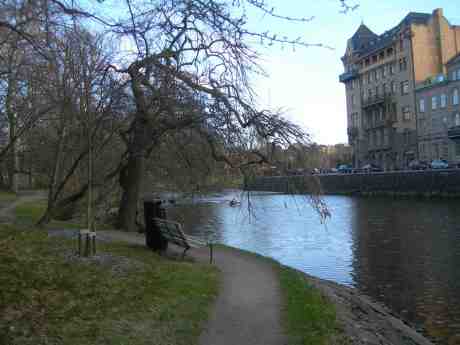 Kanothaveri i Vallgravens lyckligtvis grunda kallvatten. Fredag 3 maj 2013 kl 19.20.