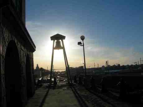 Klockstapeln vid Sjöfartsmuseet placerades på Nidingen 1766, på Böttö 1883 och kom till museet 1946. Klockan gjuten 1765.