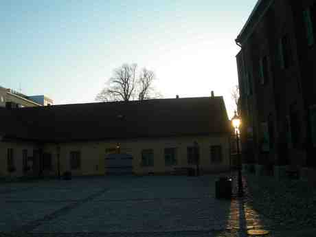 Lykta lyser på Kronhusets gård. Lördag 23 mars 2013 kl 15.54.