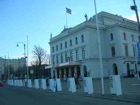 Ord på vägen vid Storan. Söndag 24 februari 2013 kl 16.08.