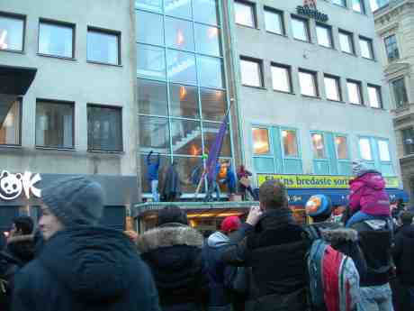 4-Gott Batman and Spider-Man? Här är dom och kastar godis på fyraårsdagen. Onsdag 6 februari 2013 kl 15.55.