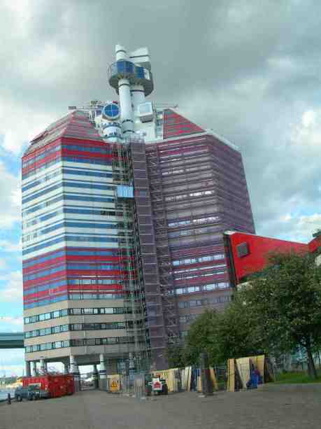 Läppstiftet byter plåt mot aluminium och glas mot glas. Tisdag 4 juni 2013 kl 18.50.