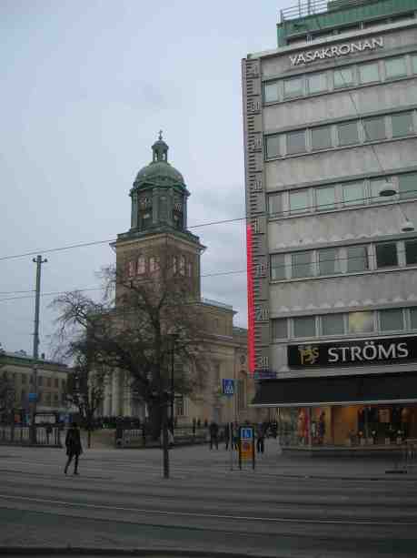 Långfredagsgudstjänst med stort kors utanför Domkyrkan. Från Västra Hamngatan 29 mars 2013 kl 17.33.