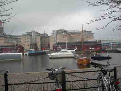 Sommaren väl förberedd med kanoter, skönhet i trä, motoryacht för lyxiga turer, ribbåt för höga farter, husbåt  för lugn och ro – allt i väntan på Vädret ! Lilla Bommens hamn i regn måndag 13 maj 2013 kl 19.50. 