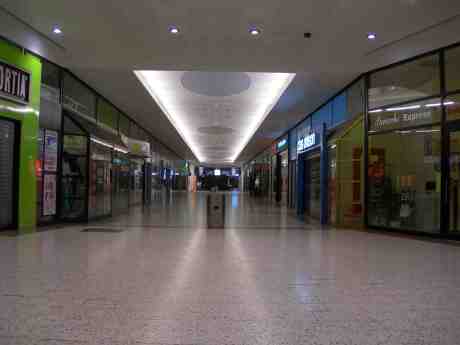 Lilla Klädpressaregatan i Östra Nordstan. Söndag 13 januari 2013 kl 23.43.